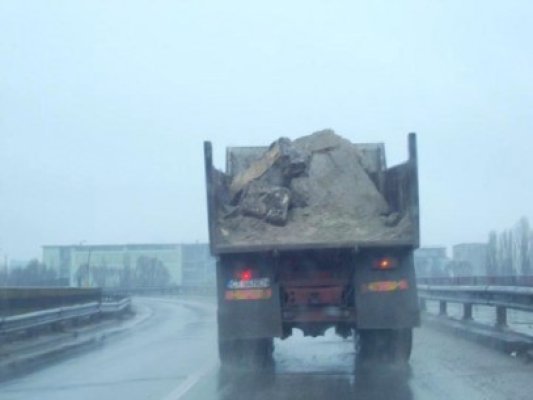 Nesimţire fatală: şoferii de camioane te pot ucide pe şoselele municipiului